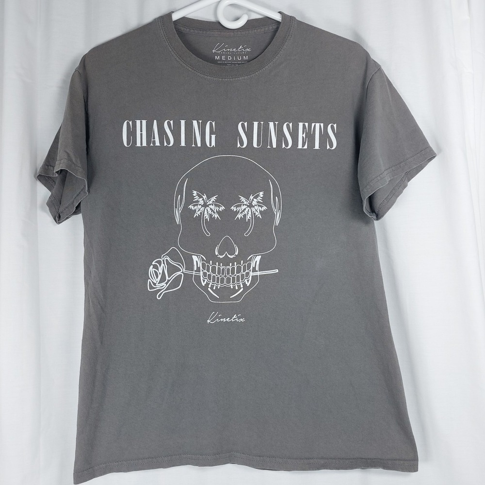 Kinetix Graphic T-Shirt Mens Med Gray Crew Neck‎ S/S Skull Palm Chasing Sunsets